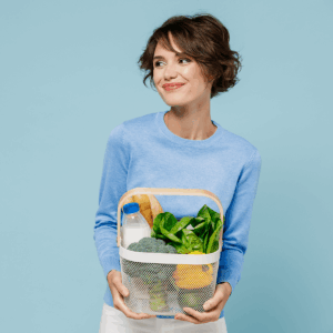 Eine Frau achtet bei den unverpackten Lebensmitteln in ihrem Warenkorb darauf, dass diese ohne Laktose produziert wurden.